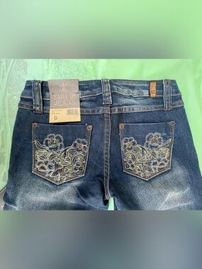 LOW RISE VINTAGE NEW WITH TAGS JEANS EMBROILED WITH GOLD STITCHING SIZE 0 JUNIOR